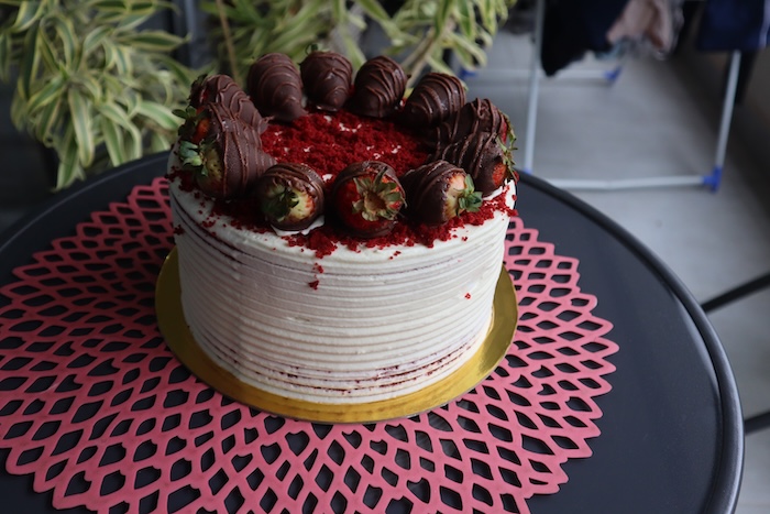 Torta Red Velvet y Fresas